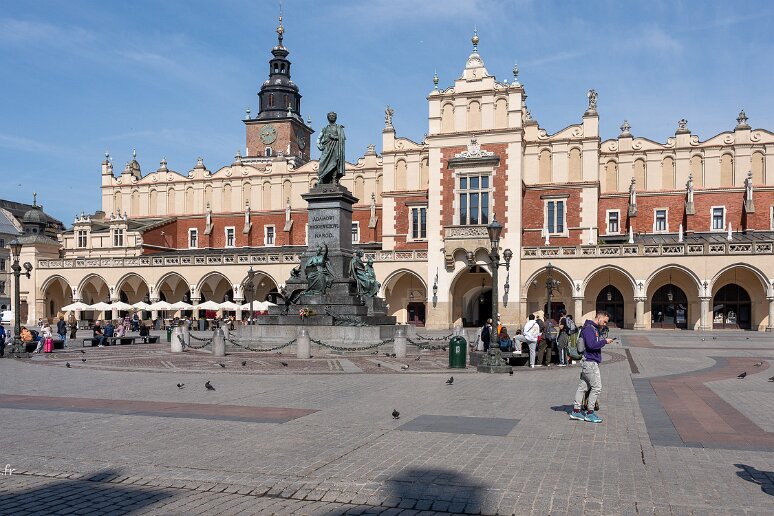 DSC_1012 Devant la halle aux draps, monument à Adam Mickiewicz (1798-1855) poète majeur de l'identité polonaise qu'il a toujours défendue. Emprisonné par les russes en...