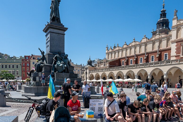 DSC_1259 Rynek, devant la halle aux draps, monument à Adam Mickiewicz (1798-1855) poète essentiel de l'identité polonaise (et un temps professeur eu collège de France),...
