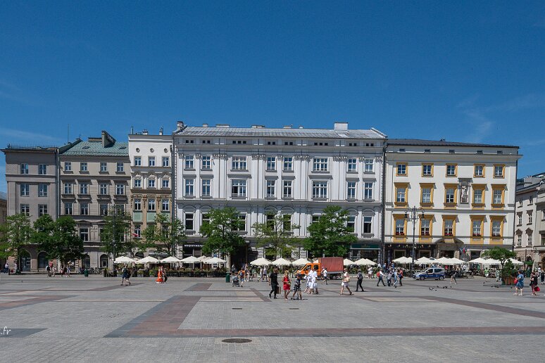 DSC_1262 Coté est du Rynek avec, au centre le palais Spiski, ex théâtre de la ville abritant aujourdhui le célèbre restaurant Hawełka et divers appartements à louer. A...