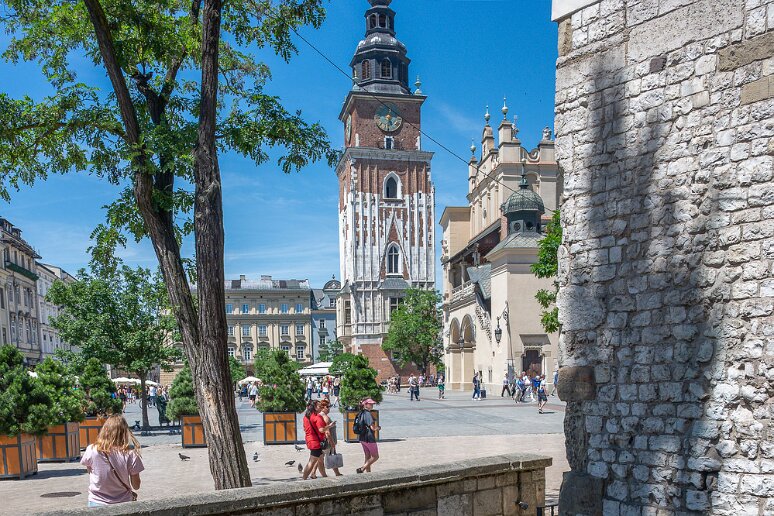 DSC_1269 Rynek, église St Adalbert, la plus ancienne église de Cracovie, construite en pierre au XIIe s. La place ayant été par la suite surélevée, le plancher de...