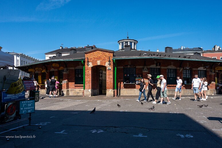 DSC_1319 Au centre de Kazimierz, l'ancien quartier juif, la place Nowy, avec sa halle de 1900, initialement dévolue à l'abattage casher. Aujourd