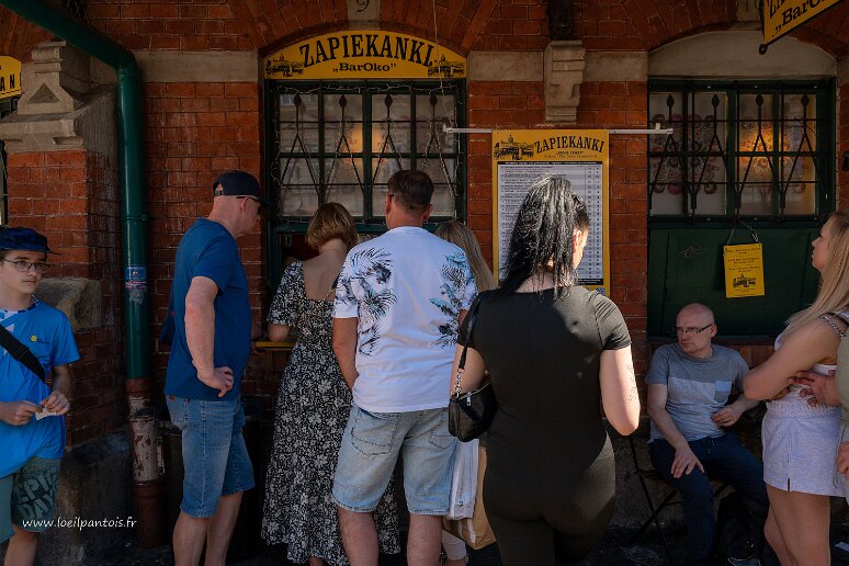 DSC_1320 Au centre de Kazimierz, l'ancien quartier juif, la place Nowy, bar à zapiekanki autour de la halle centrale (star de la restauration rapide polonaise (1/2...