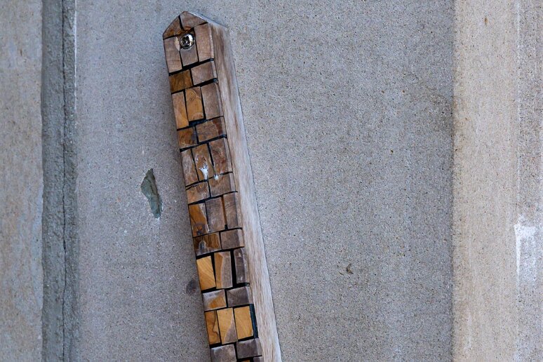 DSC_1326 Mezouzah, objet de culte, placé en biais sur le chambranle des portes d'entrée des maisons juives. L'inclinaison est un compromis entre la prescription de...