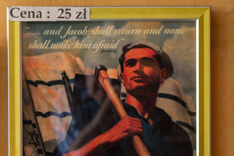 DSC_1332 Rue Szeroka, dans la synagogue Remu, affiche de 1948 de l'UPA, la plus ancienne organisation humanitaire américaine palestinienne qui vise à donner aux...