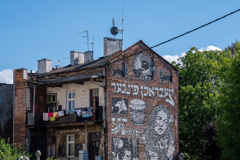 DSC_1338 PIgnon de maison, près de la vieille synagogue. Peinture murale en noir et blanc sur le mur de l'immeuble dédiée aux trois filles de la famille Bosak, qui y...
