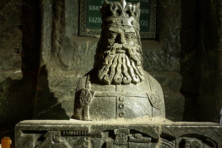 DSC_1391 Mine de sel de Wieliczka, chambre Casimir le Grand (1310-1370) qui reconstruisit la Pologne, en grande partie grace aux recettes du sel. Monument érigé en 1968...