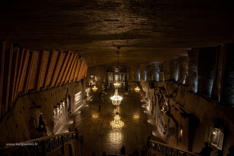 DSC_1407 Mine de sel de Wieliczka, chapelle de Ste Kinga (Cunégonde) taillée en 67 ans à partir de 1896 dans une chambre de 1862. Même les lustres sont en cristal de sel