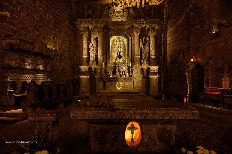 DSC_1413 Mine de sel de Wieliczka, chapelle de Ste Kinga (Cunégonde): l'autel réalisé par le mineur Józef Markowski, avec Ste Kinga au centre, St Joseph (patron des...