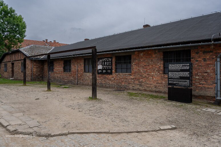 DSC_0921 Mémorial d'Auschwitz-Birkenau, camp d'Auschwitz I, la potence de la place d'appel, lieu d'exécutions publiques. Le 12 mai 1943, 12 polonais furent pendus en...
