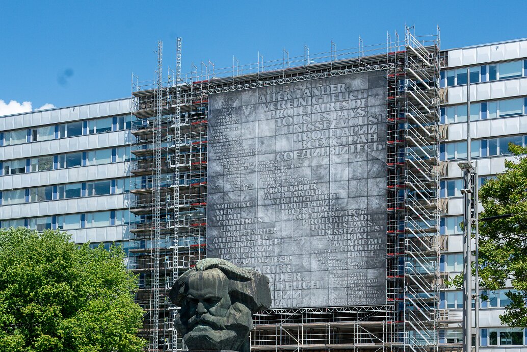 Arrêt allemand à Chemnitz Sur la route de la Pologne, Chemnitz est la troisième ville de Saxe avec 250 000 habitants, centre industriel, nommé...