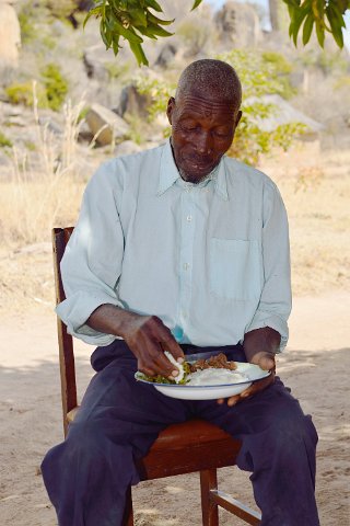 2470F2012___31993 Matopos, ward 16, village Tombo, Mika, le grand père adjoint du chef pour la circonscription