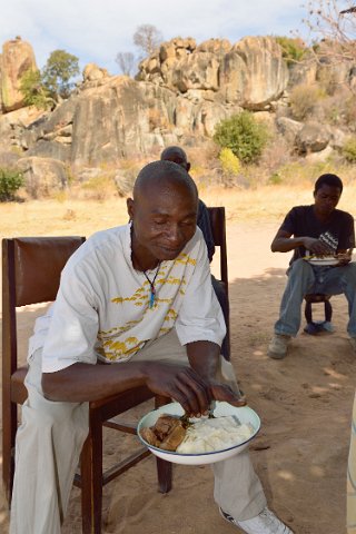 2480F2012___31997 Matopos, ward 16, village Tombo, Felix, le fils, médecin traditionnel