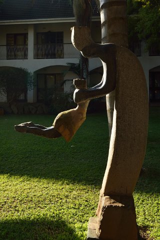 0020F2012___30117 Hotel Bronte, sculpture de Bernard Matemera
