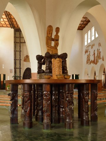0160F2012___30134 Eglise de Serima mission, sculptures réalisées par jeunes shonas sous l'impulsion d'un missionnaire suisse, père John Groeber