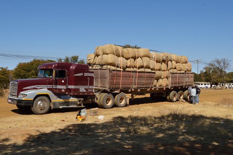 3167F2012___32530 Lupane, camion de coton