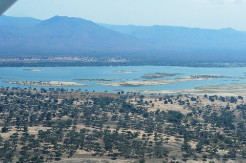 5460F2012___35282 Rives du Zambèze, avec la Zambie au fond