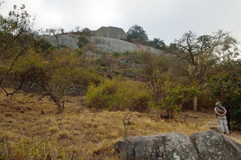 1960F2012___31497 Sud de Masvingo, Site du great Zimbabwe (12e à 15e siècle), hill complex vu du pied