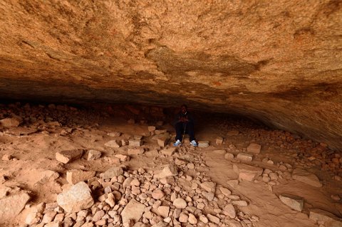 1990F2012___31524 Site du great Zimbabwe, sommet du hill complex, grotte porte voix, guide Lovemore