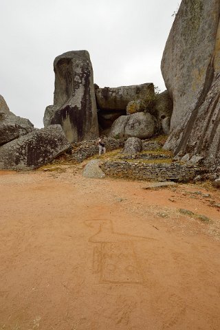 2010F2012___31528 Site du great Zimbabwe, hill complex, salle de rites, d'audience et de jugement (ritual enclosure). Dessin au sol montrant similitude entre profil du rocher et...