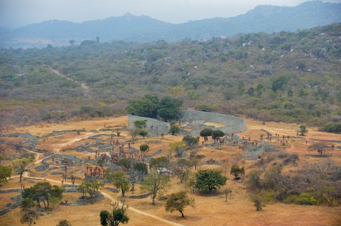 2020F2012___31531 Site du great Zimbabwe: vue du complexe de la vallée et de la great enclosure depuis le hill complex