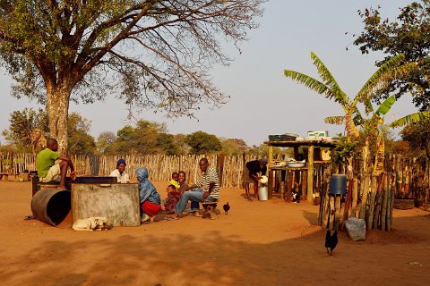 4235F2012___33781 Village MONDE (près de victoria falls), famille NCUBE autour du feu