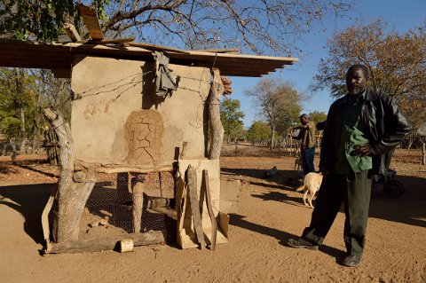 0410F2012___30256 Gonye, l'homme le plus riche du village devant sa deuxième reserve à arachides. 200 têtes de bétail, 50 employés, point d'eau privé, citerne de 20m3