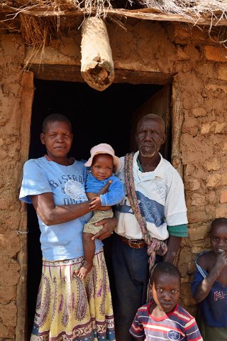 0840F2012___30490 Le pasteur Emyu Murahwi (85 ans) et son épouse (55ans)