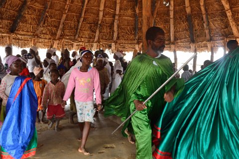 0970F2012___30548 Zion christian church, danse durant la cérémonie.Kosam Bvekwa en vert