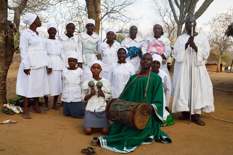 1020F2012___30618 Zion christian church, sortie de la messe