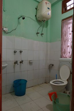 43800F2015___04062 Along (Aalo), Hotel Toshi palace. La salle de bain standard de tous les hotels d'Arunachal avec un petit chauffe eau électrique.