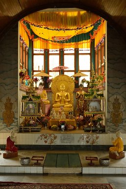 25400F2015___02185 Temple Bouddhiste Theravada (ou hinayana) d'Itanagar. Contrairement au bouddhisme tibétain, pas de représentation d’autres divinités que Bouddha dans ces...