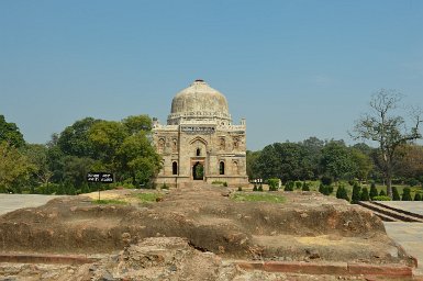 F2015___06068 Delhi, Lodi garden, Shisha Gumbad, (le dome de verre), sans doute construit à la fin du XVe siècle, renferme sans doute la tombe d'un membre de la dynastie...