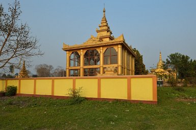 60100F2015___05473 Pagodes de Chongkham, en général construites par de célèbres architectes de Thaïlande et du Myanmar après 2000 et offertes par des donateurs locaux, ici fra...