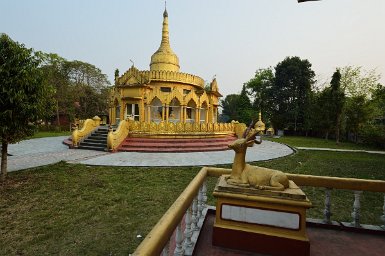 60200F2015___05490 Pagodes de Chongkam, en général construites par de célèbres architectes de Thaïlande et du Myanmar après 2000 et offertes par des donateurs locaux, ici world...