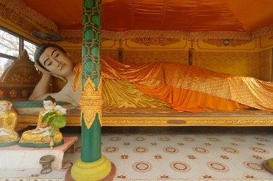 60400F2015___05495 Pagodes de Chongkam, statue du Bouddha couché symbolisant le moment (de sa mort) où il atteint le parinirvana