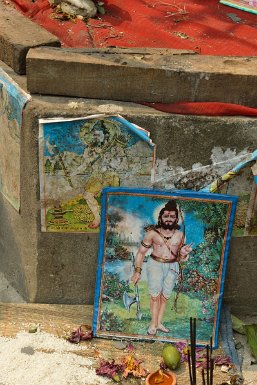 60520F2015___05546 Parashuram Kund, à 55km de Ckongkham sur la rivière Lohit, Portrait de Parashuram, le 6e avatar de Vishnou. A la demande de son père, il tua sa mère avec une...