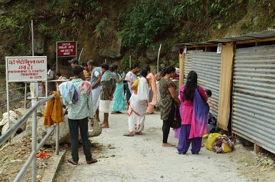 60530F2015___05540 Parashuram Kund, lieu de pélerinage hindou très important en particulier pour le Makar Sankranti (14 janvier), cabines pour se changer avant d'aller à la...
