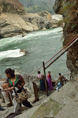 60540F2015___05538 Parashuram Kund, à 55km de Ckongkham sur la rivière Lohit, chaque pélerin doit jeter, en bas de cet escalier, tous ses vêtements dans la rivière pour être lavé...