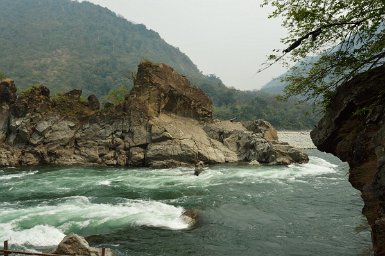 60550F2015___05537 Parashuram Kund, à 55km de Ckongkham sur la rivière Lohit, les rapides, juste devant le lieu de pélerinage