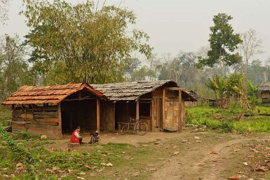F2015___05519 Près de Chongkam, dans la forêt, se trouve la tribu Mishmi (comme à Aohali). Ici maisons à toit en ecorce dans la forêt.