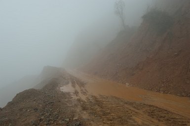 45400F2015___04178 A mi chemin entre Komkar et Yingkong, Nous sommes arrêtés par un immense glissement de terrain en cours.