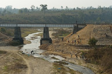 00100F2015___00010 Assam, ligne de chemin de fer du Nord Est, en construction sous forte protection militaire, 15 km avant Bhalukpong