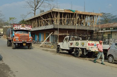 00300F2015___00015 Bhalukpong, premier chantier en bambou et camions décorés.