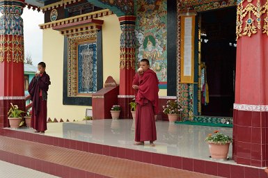 01400F2015___00127 Sang-Ngag Choekar Dargyeling Monastery au village de Chillipam, inauguré en 2009, appel à la conque (Dung Dkar), instrument facile réservé aux jeunes moines.
