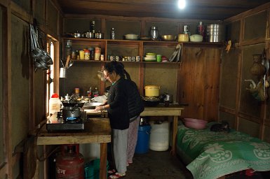 01700F2015___00148 Shergaon, dans sa cuisine séjour, Tsering prépare les puri (pains frits du petit déjeuner)