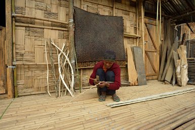 28810F2015___02610 Village de Hong, près de Ziro, refente de bambous pour tresser des tapis.Chaque famille possède à l’extérieur du village un jardin de bambou fermé, les très...