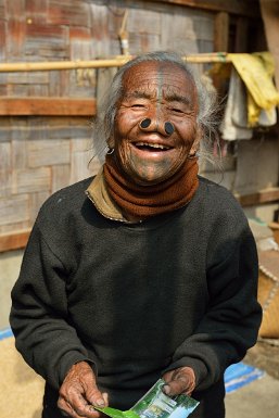 29000F2015___02632 Village de Hong, près de Ziro, Takhe Yanyer,plus familièrement Yanya, environ 90 ans, de la tribu apatani, très amusée par l'idée de parfum.