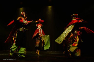 F2016___09134 Sucre, Espacio Cultural Origenes, démonstration de danses traditionnelles. Un très beau spectacle, très enlevé, avec un dîner plus ordinaire. Pujllay,...