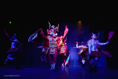 F2016___09165 Sucre, Espacio Cultural Origenes, Diablada, danse typique du carnaval d'Oruro où les diables sortent de la mine pour obtenir le pardon de la Vierge.