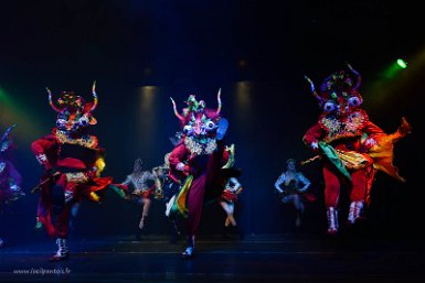 F2016___09176 Sucre, Espacio Cultural Origenes, Diablada, danse typique du carnaval d'Oruro où les diables sortent de la mine pour obtenir le pardon de la Vierge.